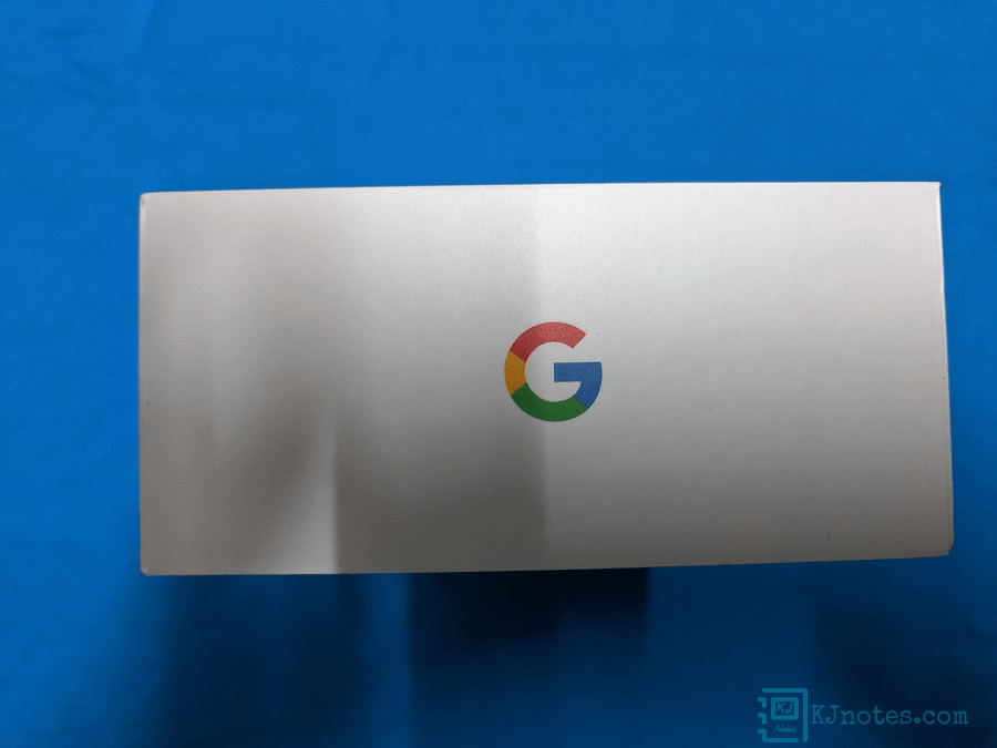 Google Pixel 4 XL手機盒子頂部有一個Google商標的G圖示-pixel4xl016