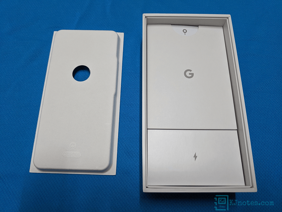 內蓋拿開之後，可以看到底層有說明書和變壓器-pixel4xl034