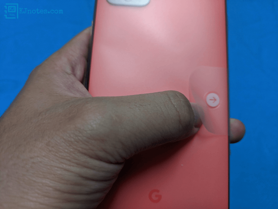 可以按照手機保護膜的箭頭方向撕開外膜-pixel4xl051