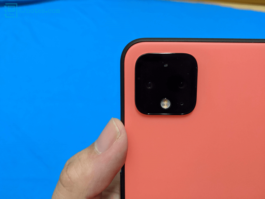 Pixel 4 XL手機背面的矩陣鏡頭，除了有雙鏡頭外，還有光譜感應器、雙LED補光燈及麥克風-pixel4xl055